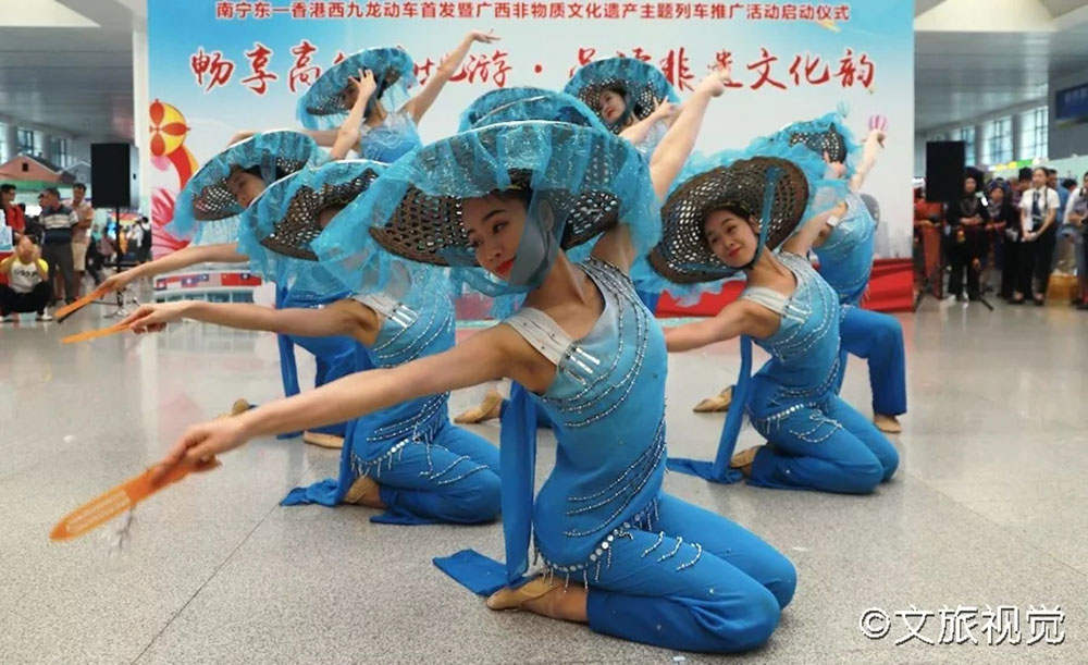 搭乘首發(fā)高鐵，海真珠珍珠粉抵達(dá)東方明珠